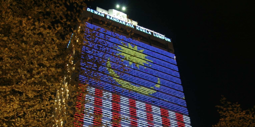 Bandera de Malasia en la fachada de un edificio.