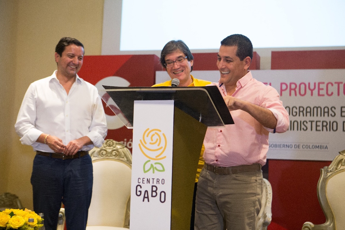 David Luna, ministro TIC; Jaime Abello Banfi, director general de la FNPI, y Dumek Turbay, gobernador de Bolívar firman el acta de intención para destinar el edificio del Palacio de la Proclamación como sede del Centro Gabo.