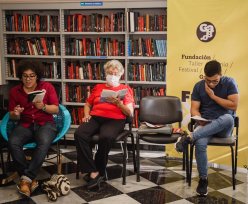 Sesión del club de lectura Los Peregrinos en 2022. Foto: Jhon Pinto / Fundación Gabo.
