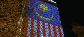 Bandera de Malasia en la fachada de un edificio.