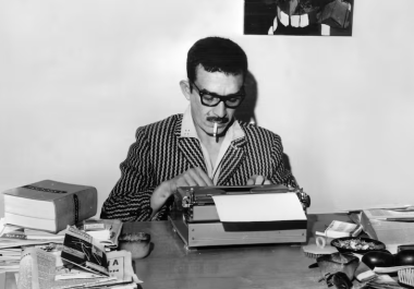 Gabriel García Márquez escribiendo