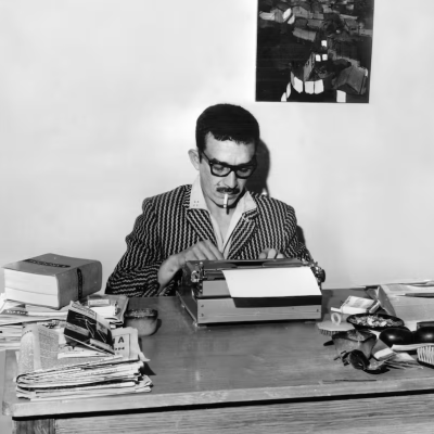 Gabriel García Márquez escribiendo